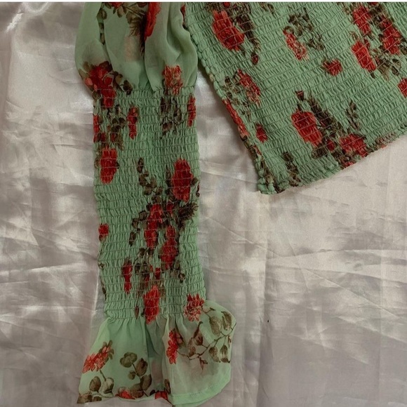 Smocked top (can be worn off or on shoulder)
Size - 32B/C to 34B/C - Picture 4 of 6